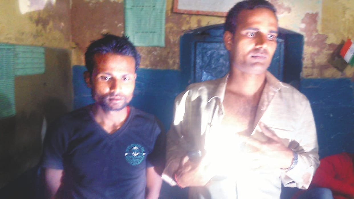 six passengers injured in train by thieves.