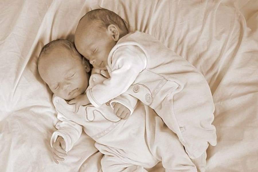 woman gives birth to twin from two different fathers