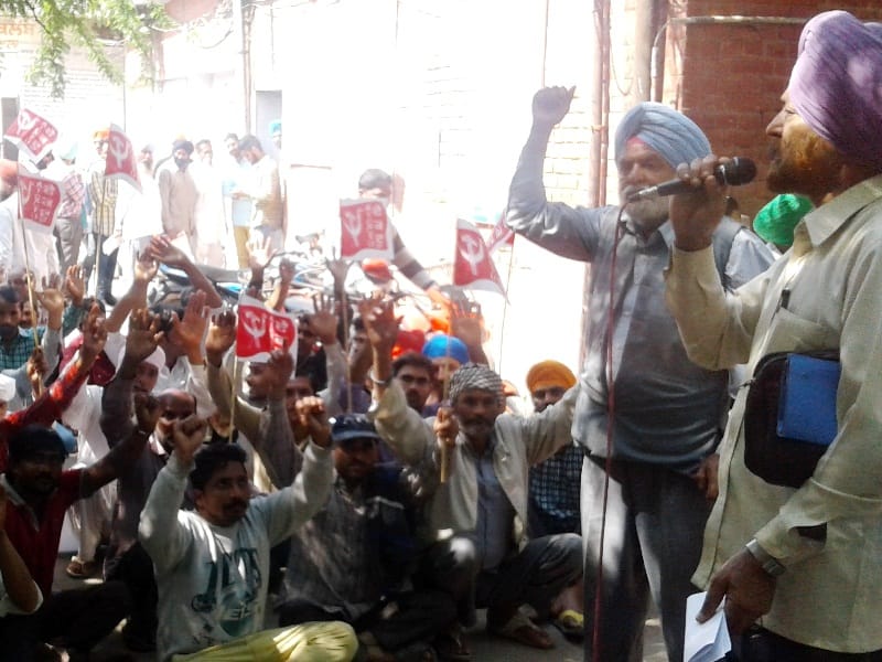 batala protest, labour protest, batala SDM office, batala, amritsar