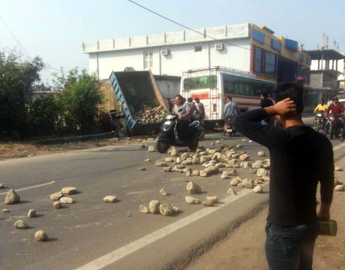 Stone fell from the tractor-trolley, accident averted