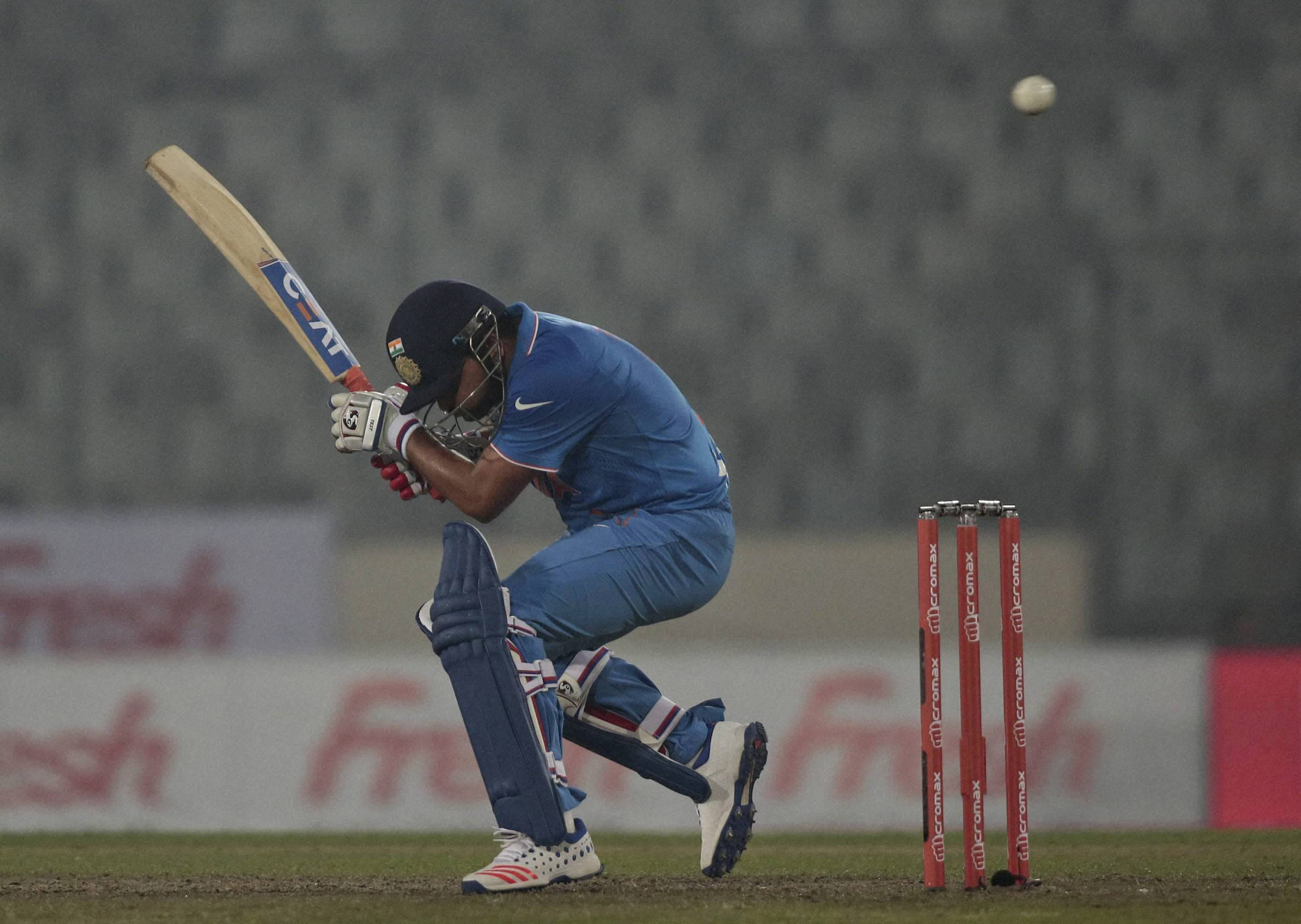 suresh raina takes batting advice from sachin tendulkar