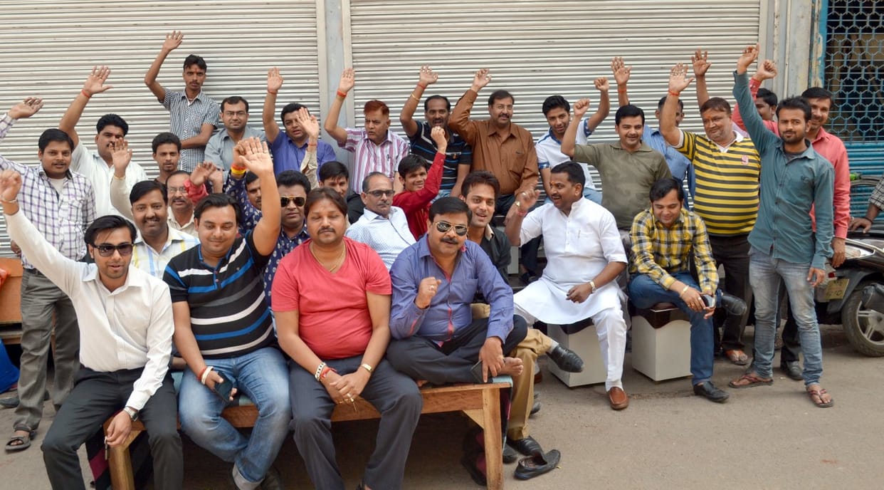 traders continue strike