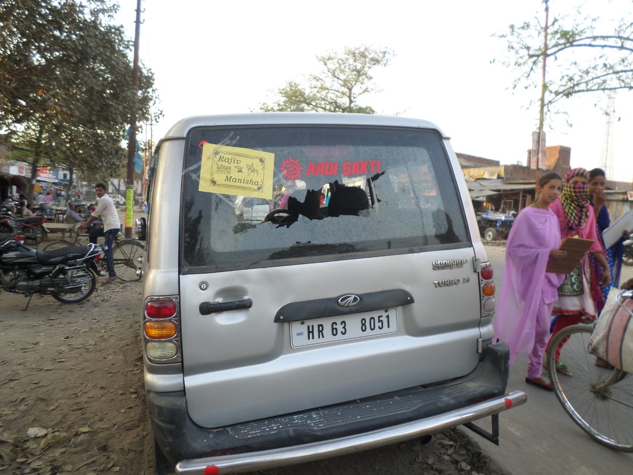Vehicle glass broken, stolen money