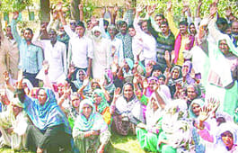 Women squatted on the SDM office