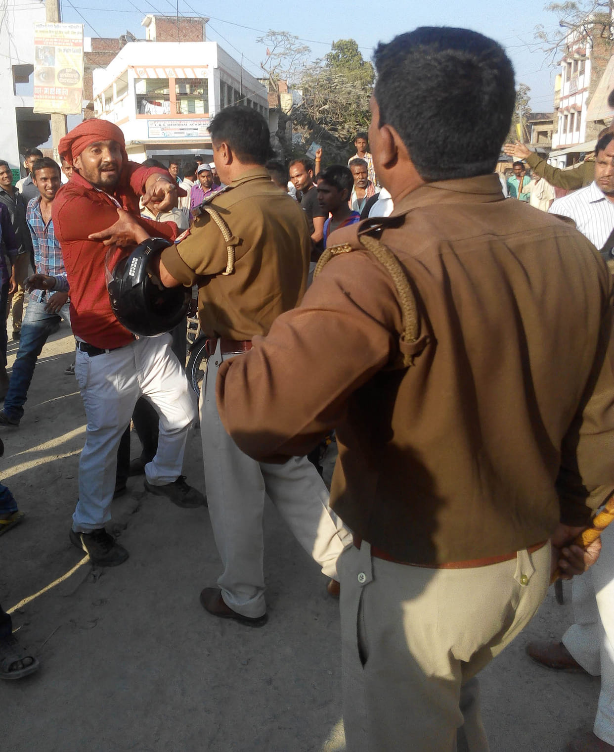 Police and performers fiercely altercation