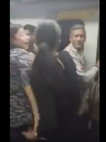 Drunk Girls Created Havoc In The Delhi Metro