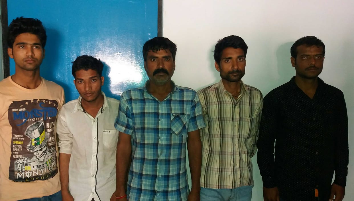 Antrgnpdiy gang of five robbers boarded the handle