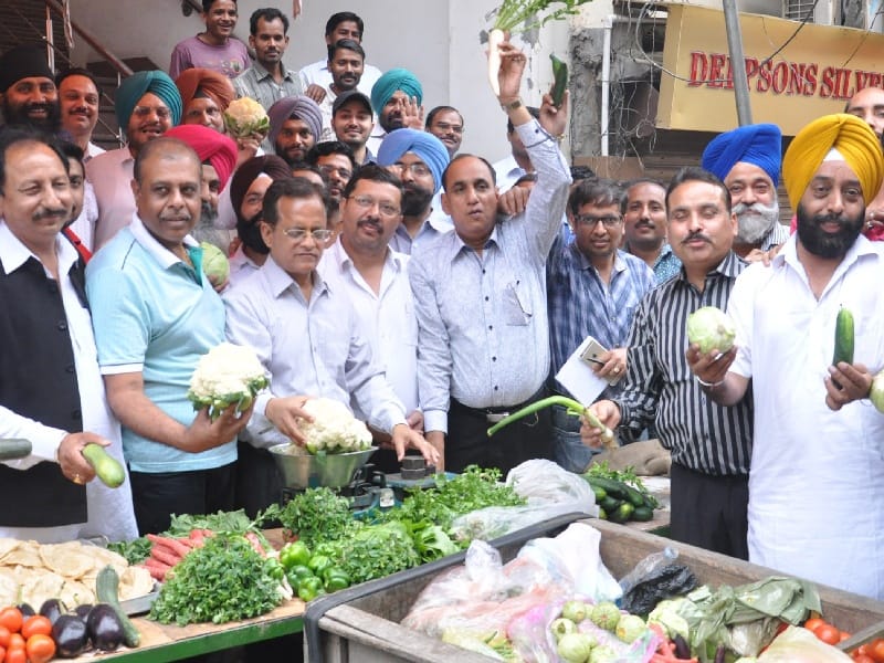 jewellers protest, jewellers sell vegetables ludhiana, protest ludhiana