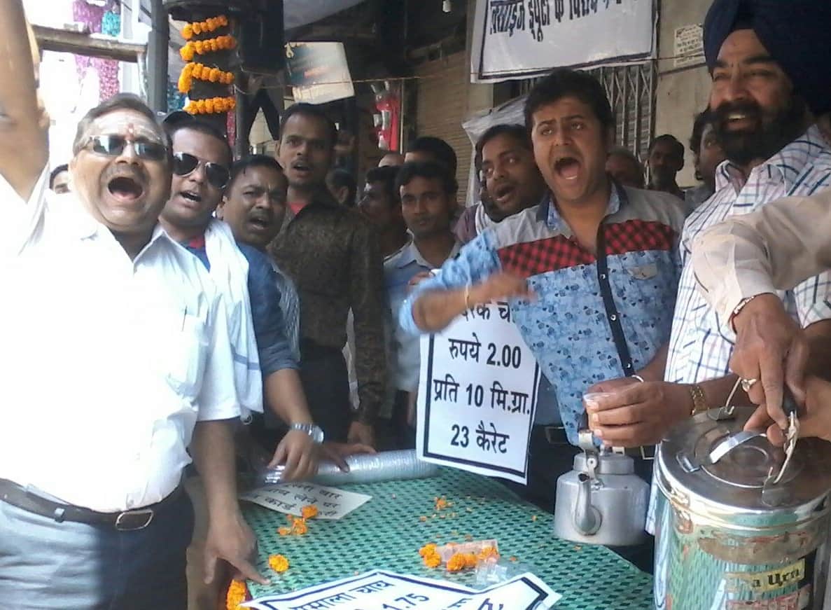 Varanasi: Jwellery seller opt unique method of protest against excise duty on gold