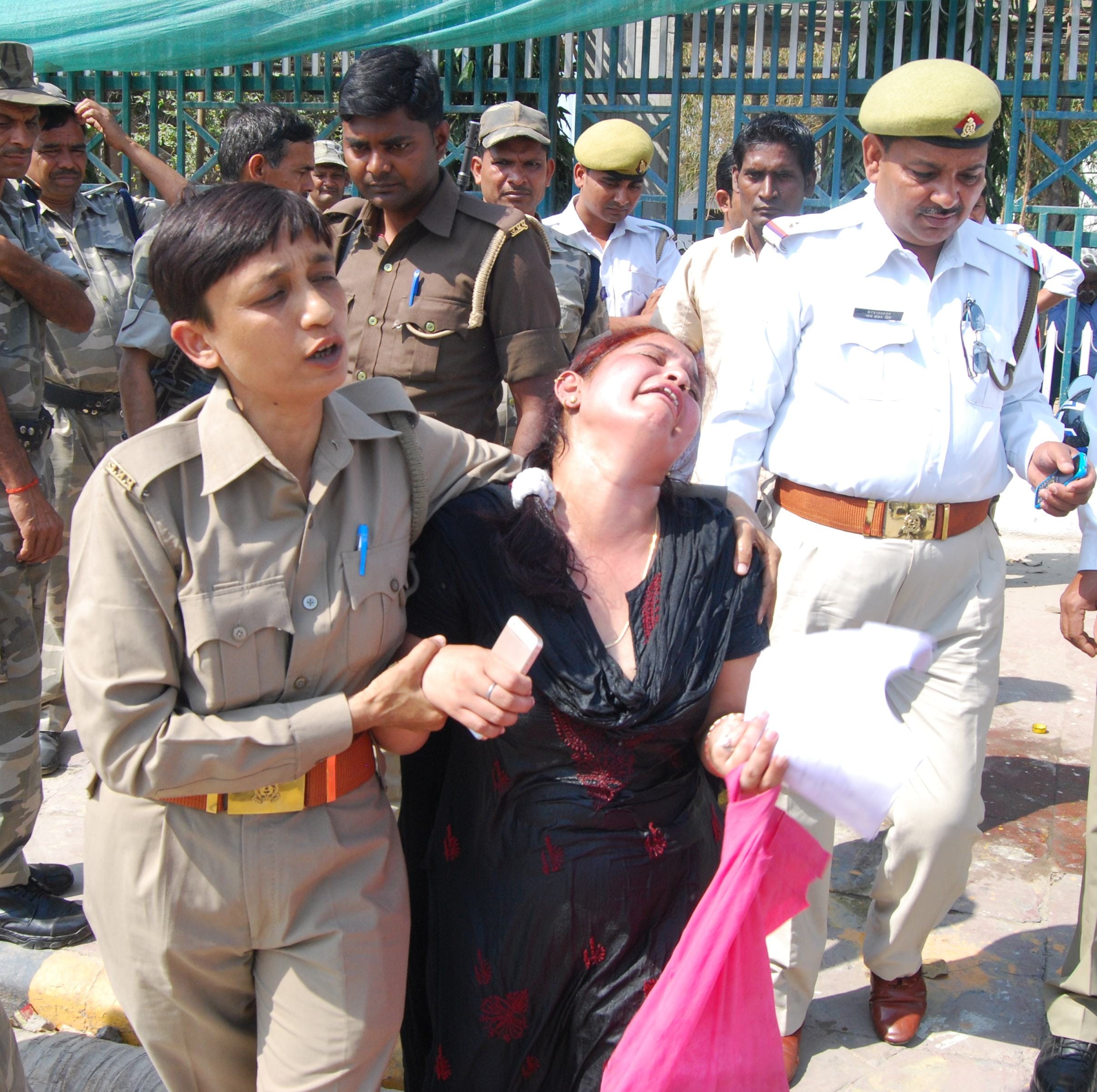  A woman tried to set fire herself in lucknow
