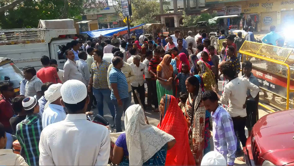 Women have blocked roads to water