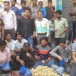 सराफा व्यापारियों ने सब्जी बेचकर विरोध जताया