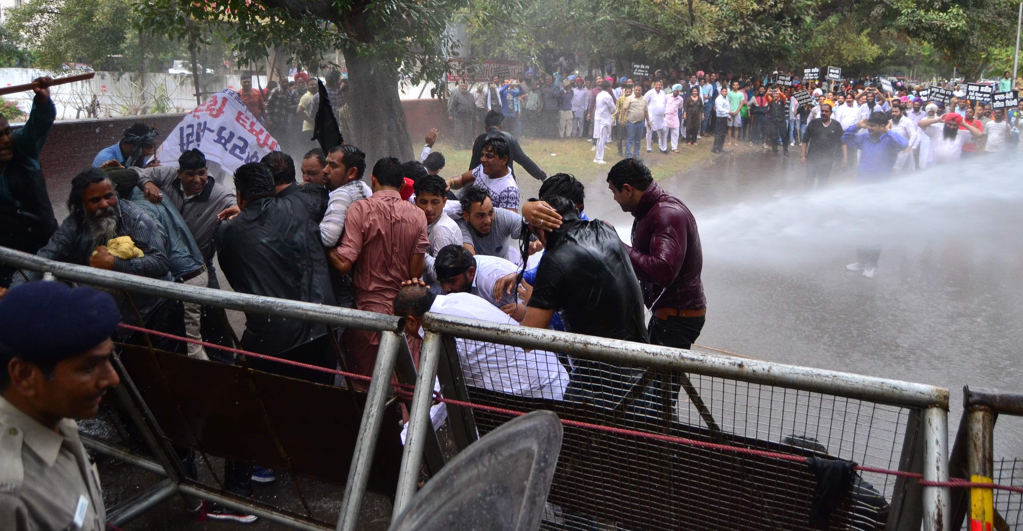 congress protest, congress sc wing protest, congress police clash, chandigarh police