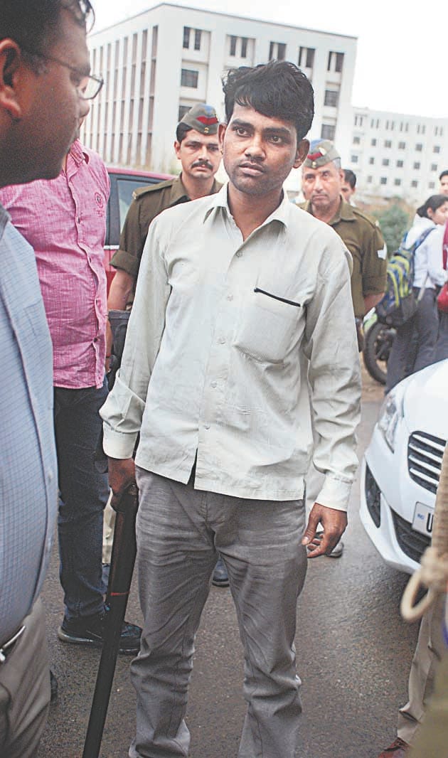 Security guards bravely left the spoils of one crore