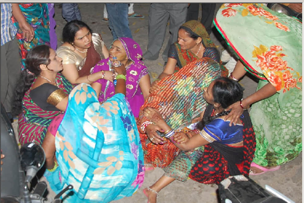 Truck kills 10 baratis in Firozabad