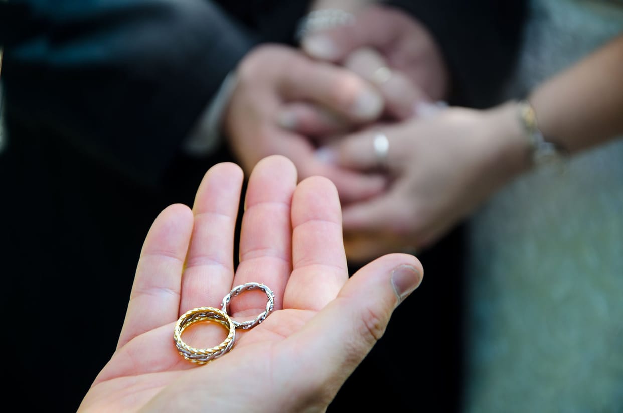 fraud with bank employee's wife, gold worth rupees 2 lakh looted