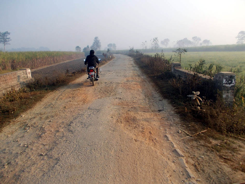 Minister's convoy stopped for the road