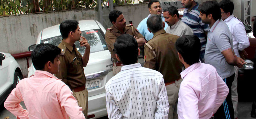 broad daylight 14 lakhs robbery from businessman