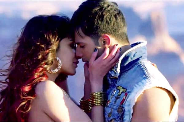 Tiger shroff and Shraddha kapoor's steamy kiss in Baaghi