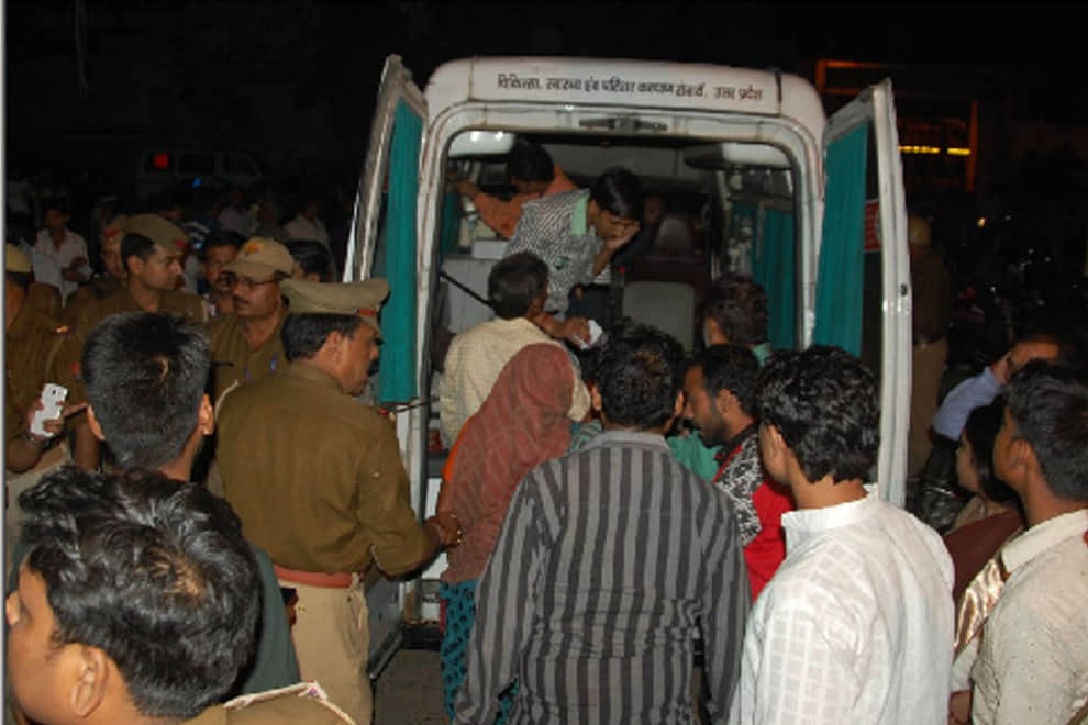 Truck kills 10 baratis in Firozabad
