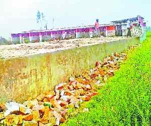 School wall collapsed in the storm , five injured