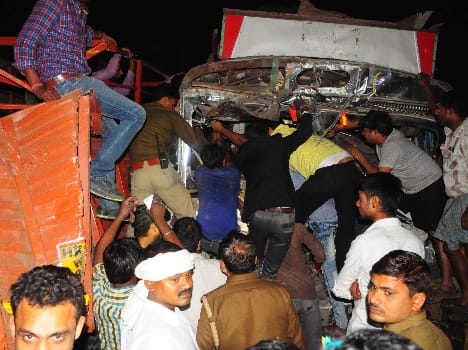 Big accident at shaheed path in Lucknow.