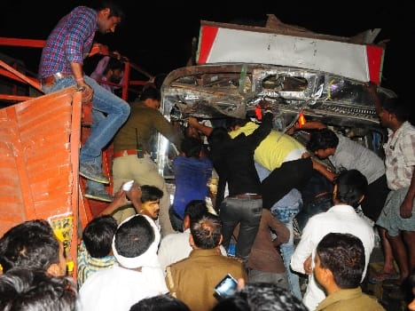 Big accident at shaheed path in Lucknow.