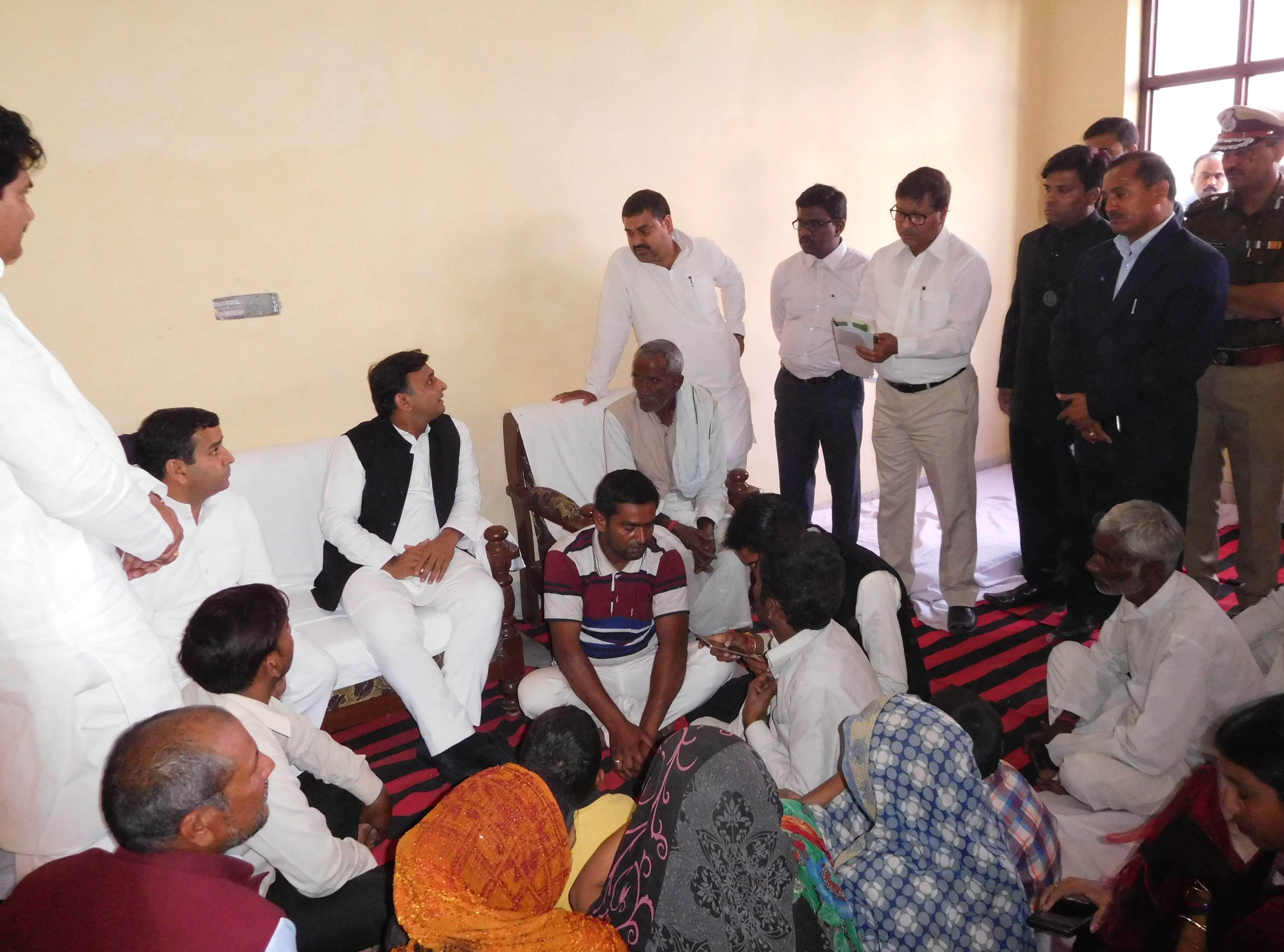 akhilesh yadav reached to tribute haji irfan