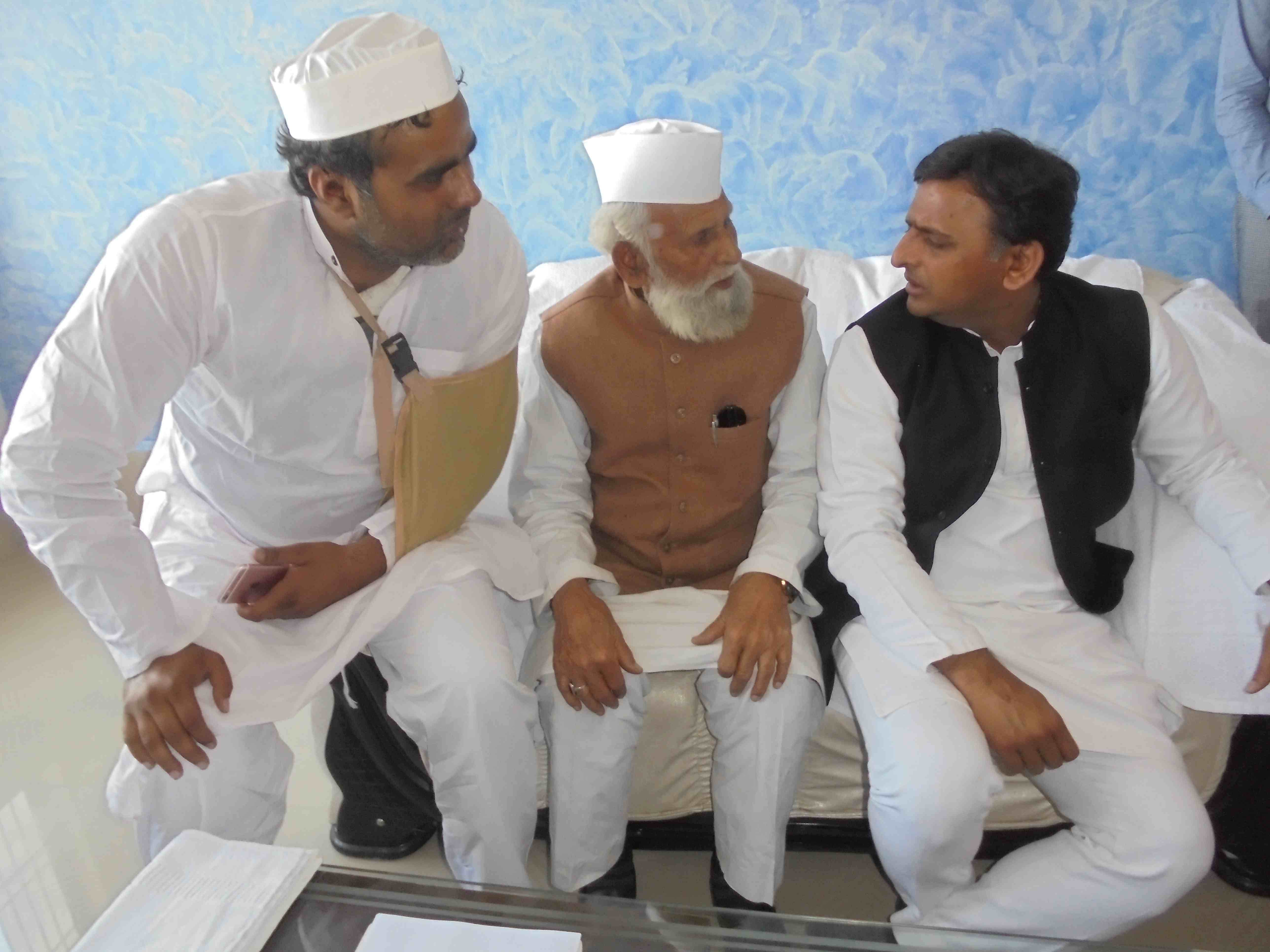 akhilesh yadav reached to tribute haji irfan