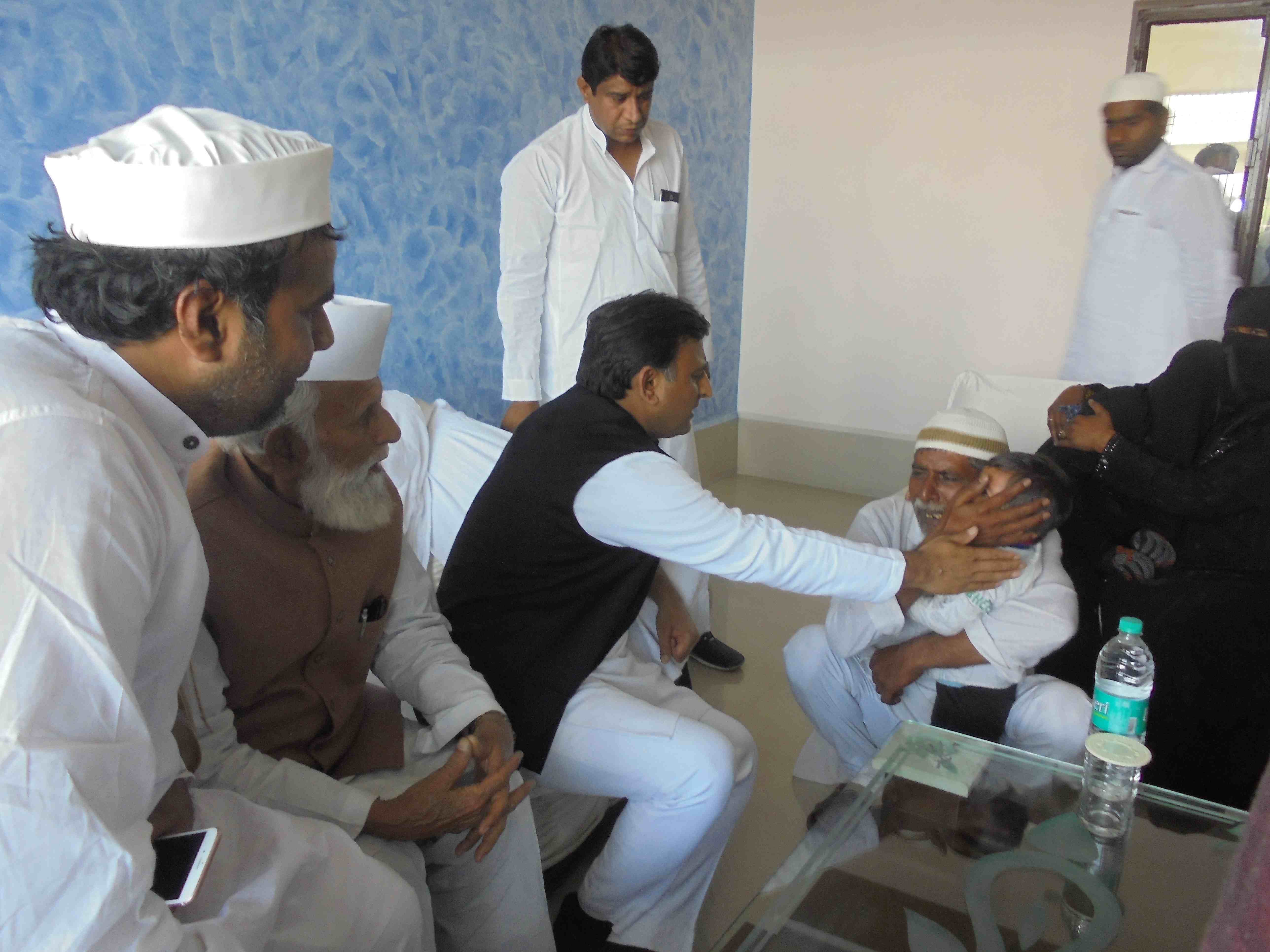 akhilesh yadav reached to tribute haji irfan