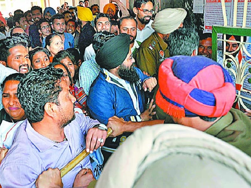 teachers protest bhatinda, protest bhatinda, Ett teachers house arrest bhatinda