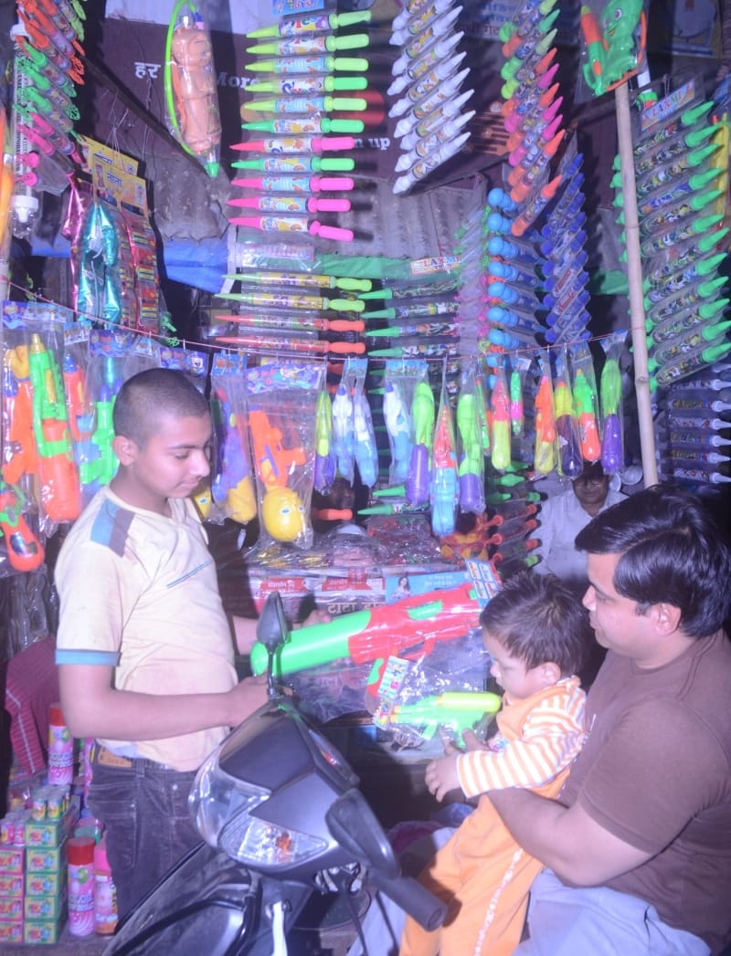 Holi festival approached, the markets returned Ronak