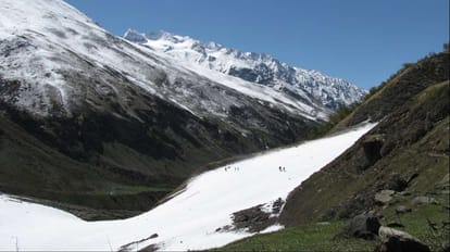 seven engineering students still missing in chandrakhani pass in kullu himachal pradesh