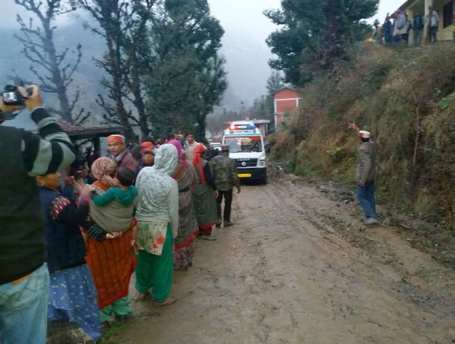 Five engineering students and guide rescued from chandrakhani pass two still trapped kullu himachal