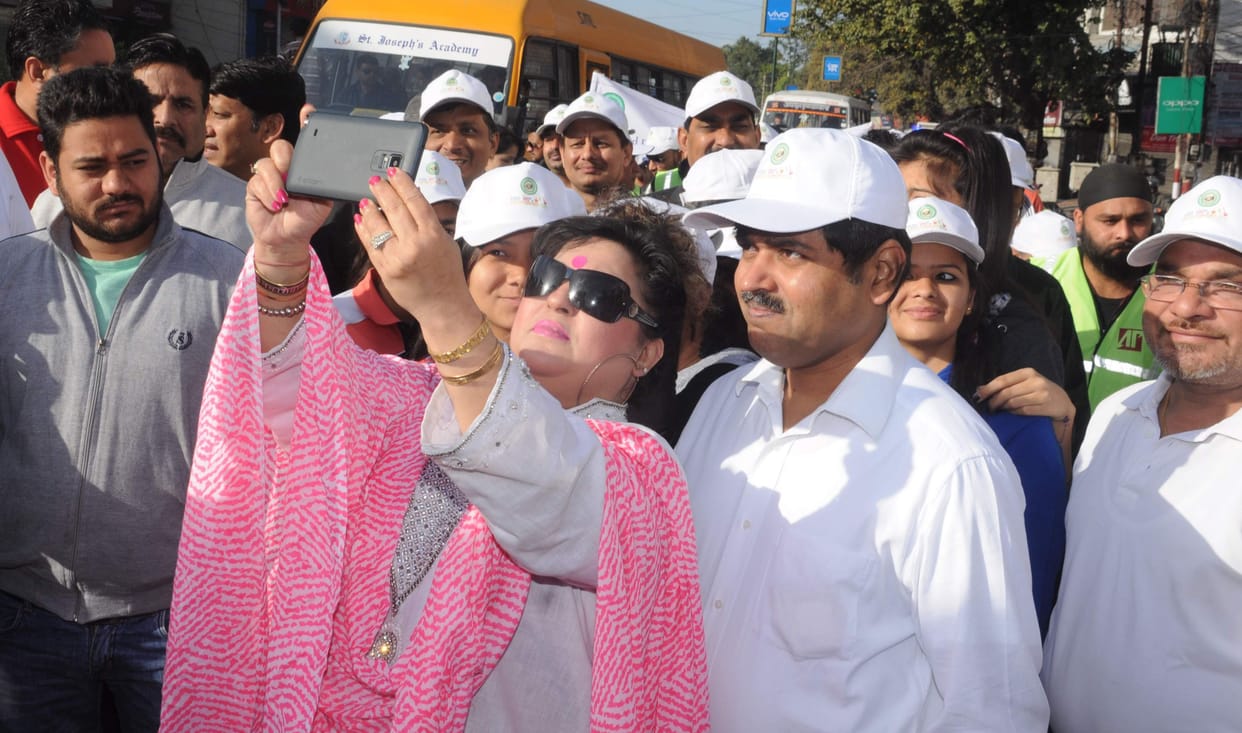 Dolly seeking votes for the Smart City.