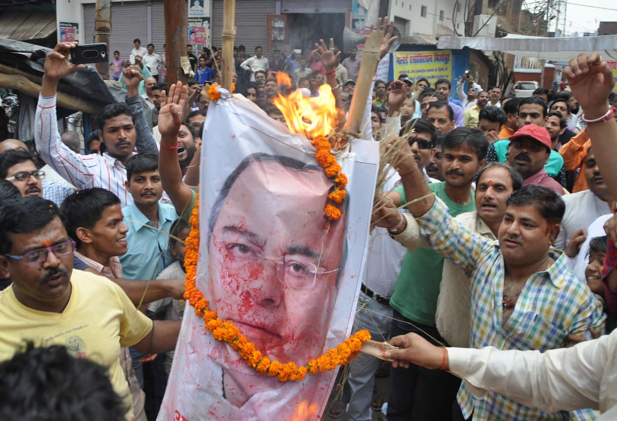 Traders blew Jaitley's effigy