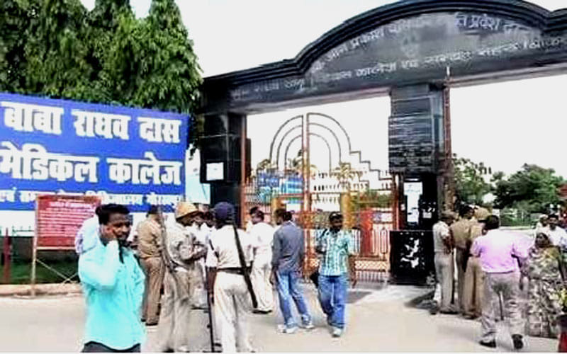 Father of dead newborn baby is beaten blue & black by Junior doctors in Gorakhpur
