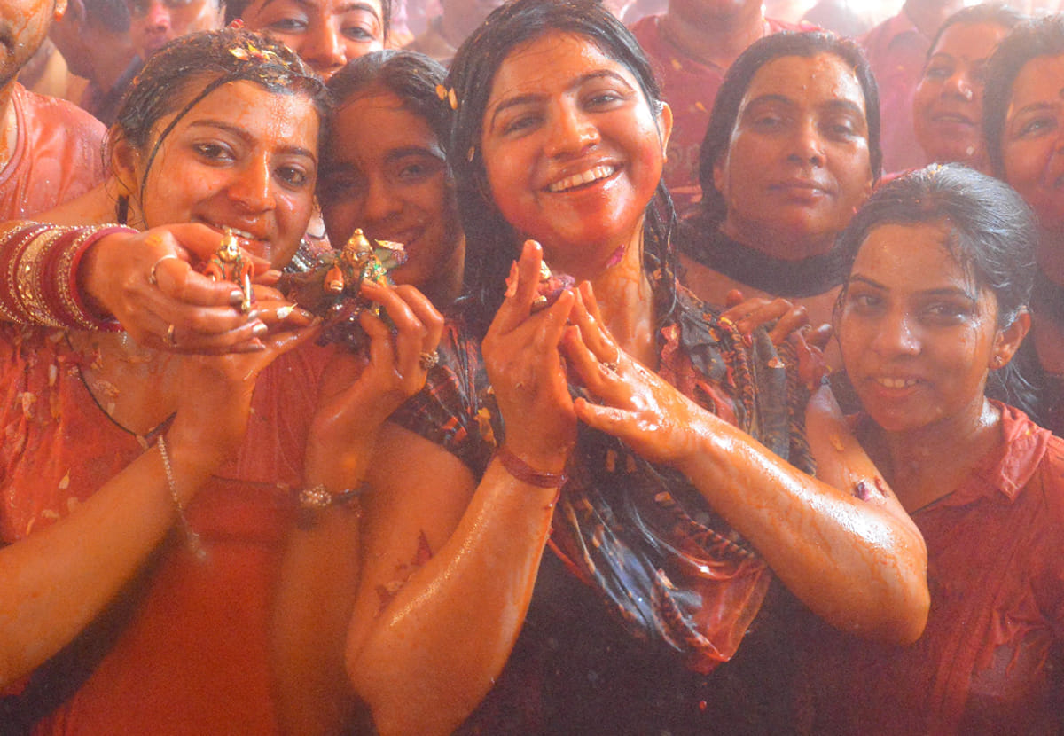actors played holi with public in ramanreti ashram