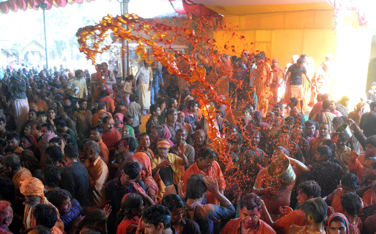 actors played holi with public in ramanreti ashram