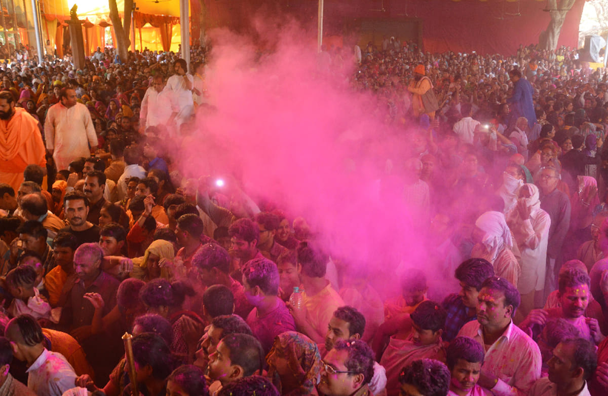actors played holi with public in ramanreti ashram