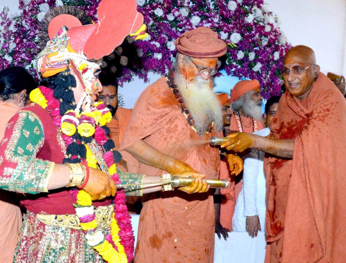 actors played holi with public in ramanreti ashram