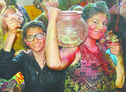  Not be able to stop yourself to play holi after seeing these pictures 