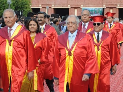 medal distribution in iim lucknow convocation
