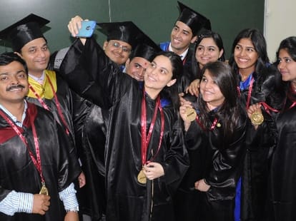 medal distribution in iim lucknow convocation