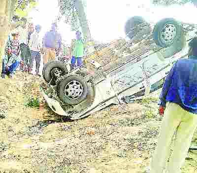 speedy jeep turned turtle, six injured