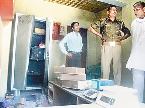 Under the noses of the police station of 11 million theft