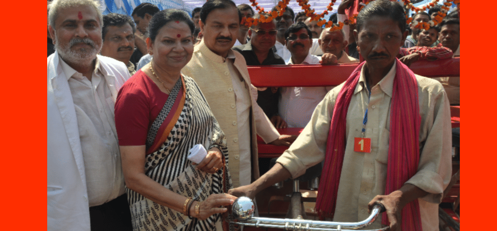 The cycle rickshaw in the presence of the minister to the needy and solar lamps