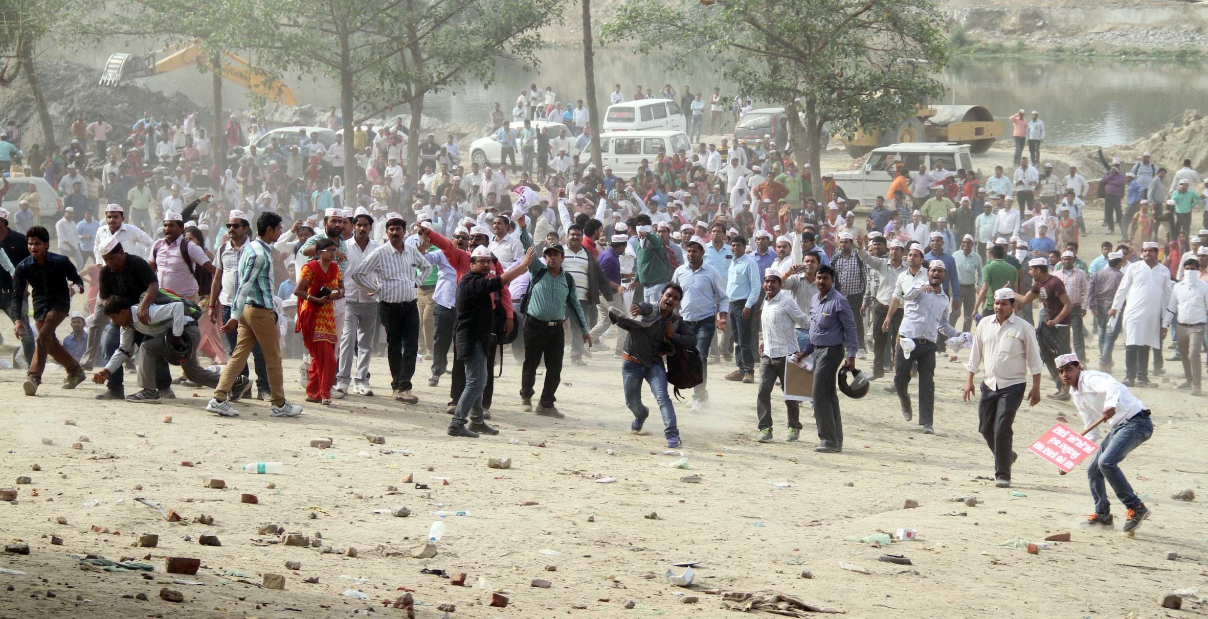 Lathicharge over nrhm employees in lucknow.