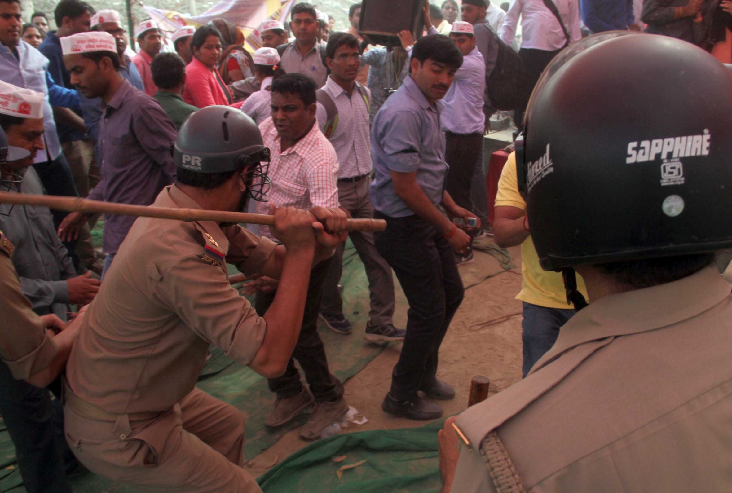  Lathicharge over nrhm employees in lucknow.