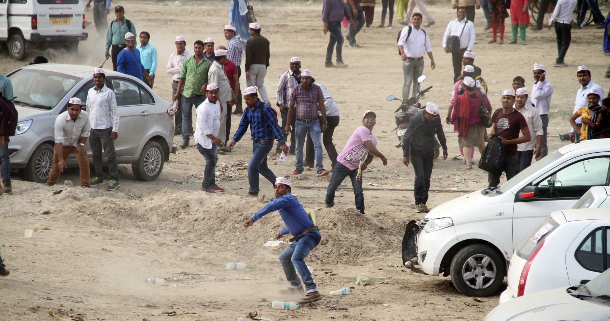  Lathicharge over nrhm employees in lucknow.